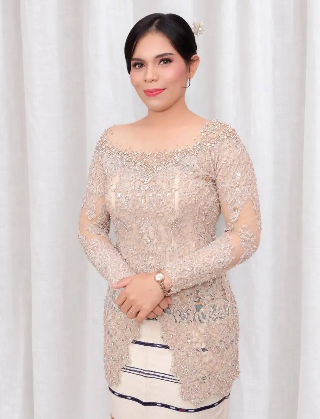 Kebaya brokat krem lengan panjang dengan payet halus