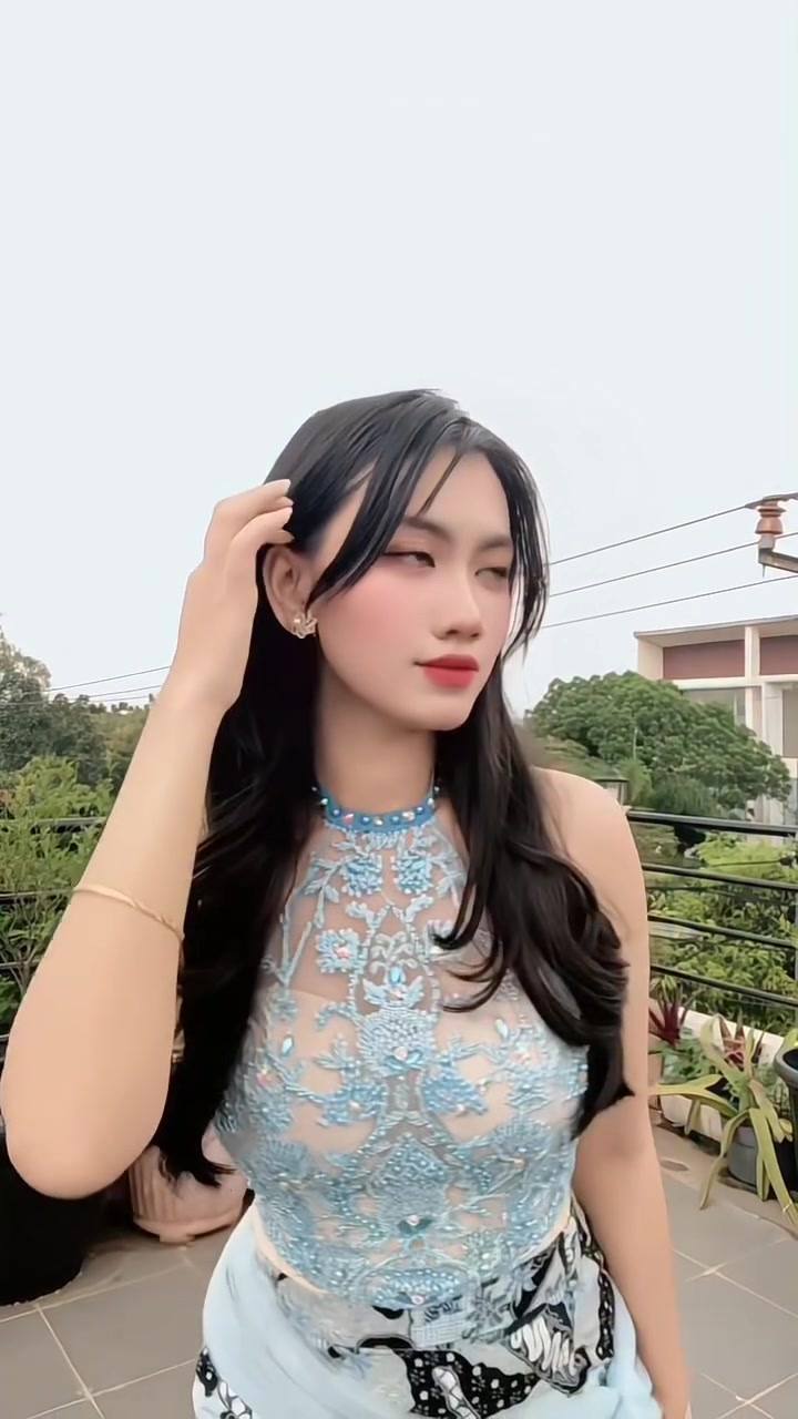 Kebaya halter biru muda dengan bordir bunga