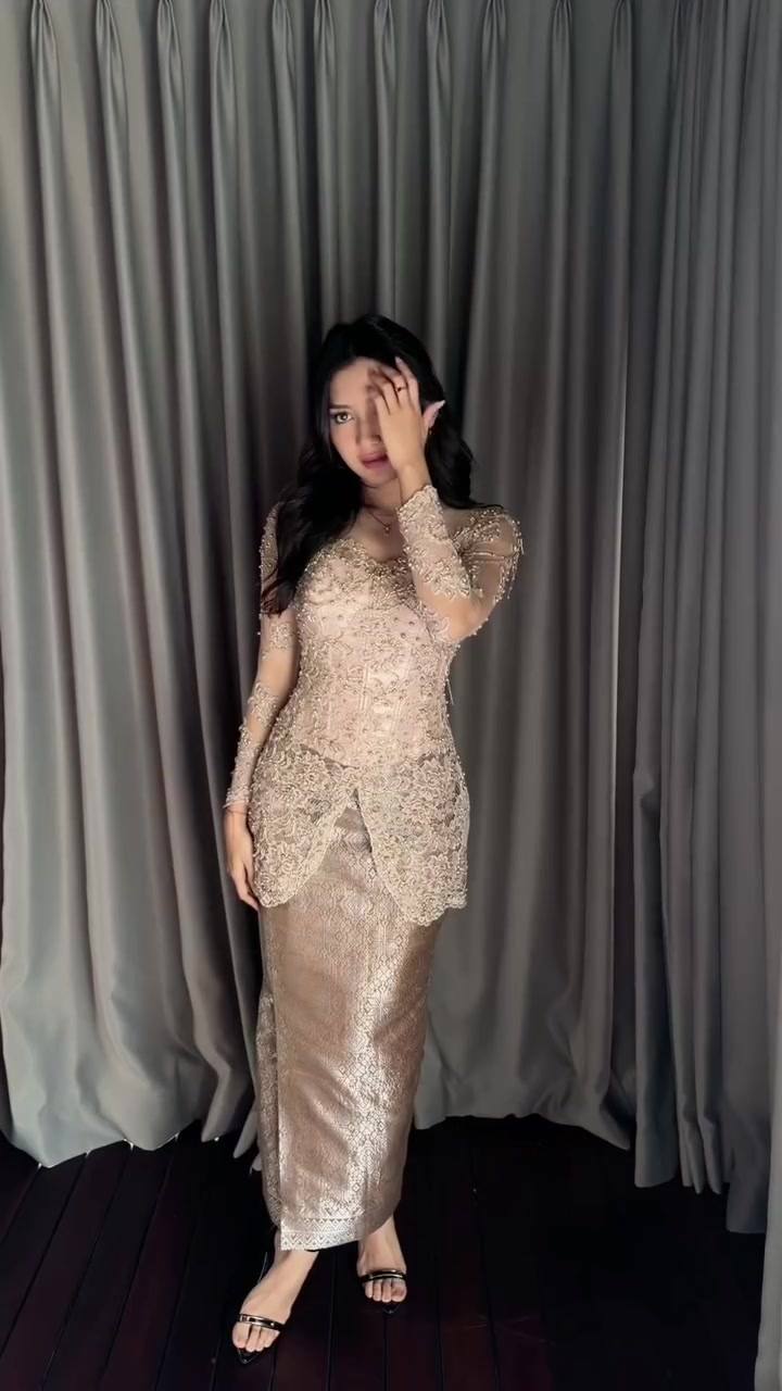 Kebaya emas sampanye lengan panjang dari koleksi