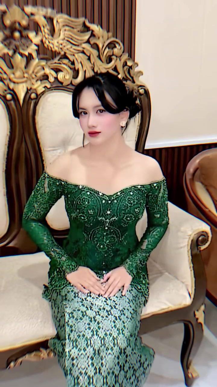 Kebaya warna hijau zamrud dari koleksi Cleopatra Kebaya