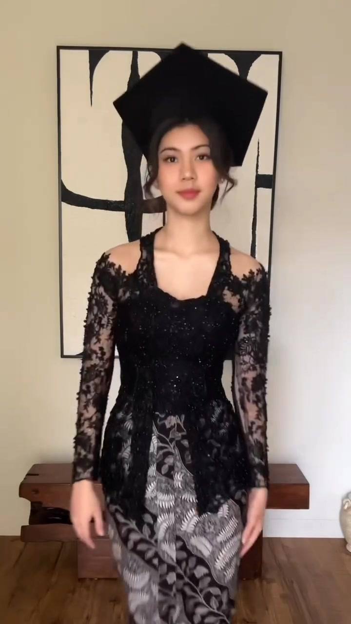 Kebaya warna hitam dari koleksi Cleopatra Kebaya