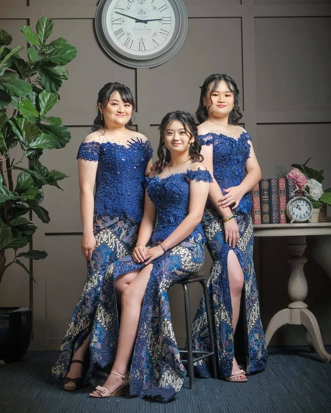 Tiga kebaya biru tua senada dengan rok batik biru untuk seragam keluarga