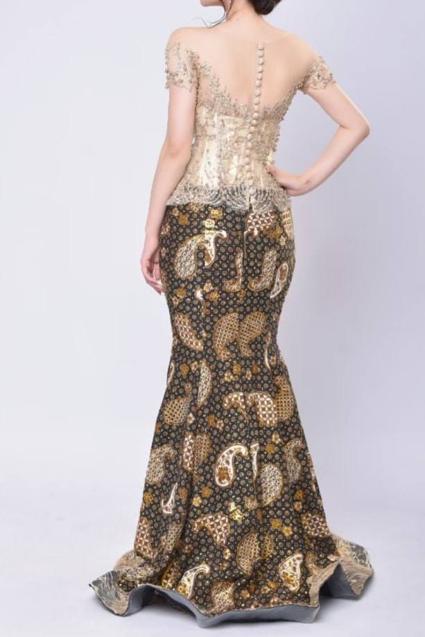 Detail punggung kebaya payet emas dengan kancing kecil berderet