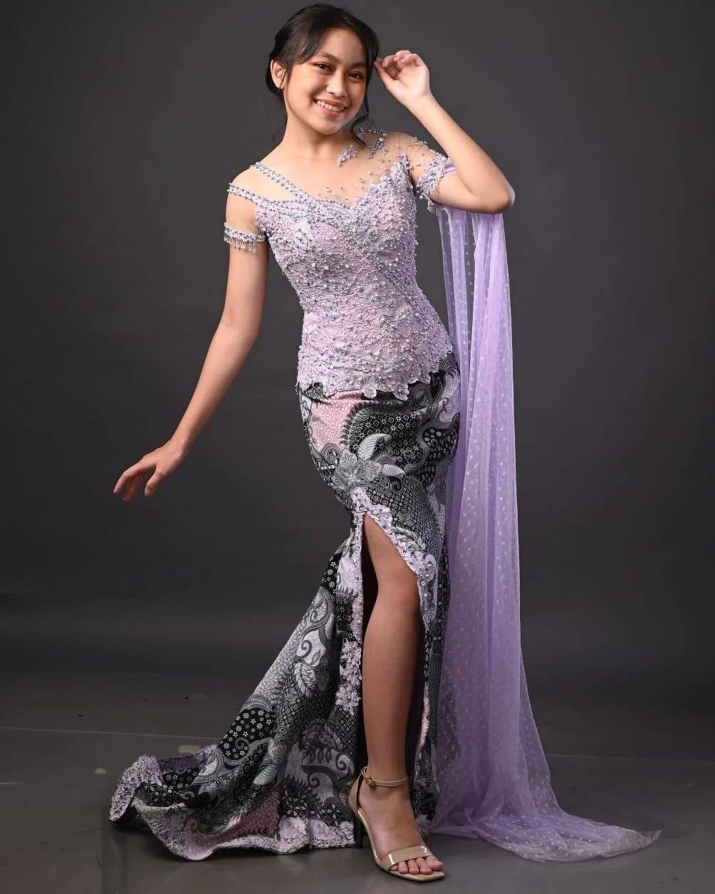 Kebaya lilac berpayet dengan rok duyung batik dan selendang ungu