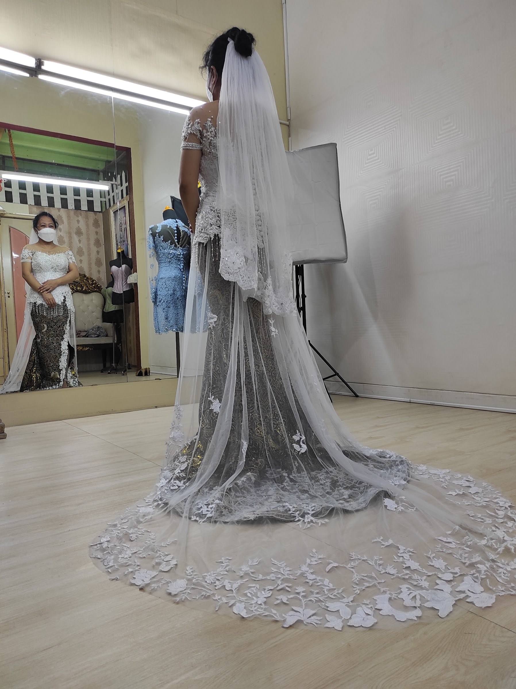 Veil pengantin berenda panjang dipajang di dalam butik