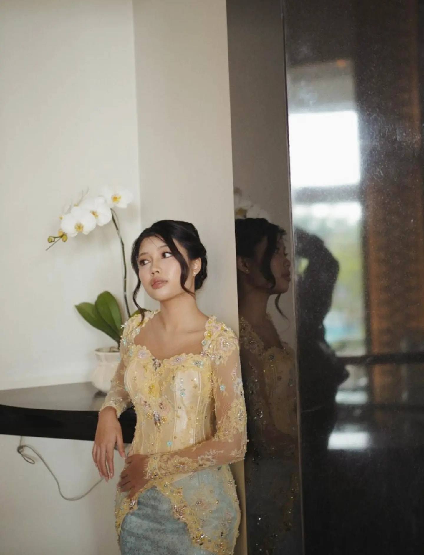 Kebaya butter yellow dengan lilitan biru di pinggang