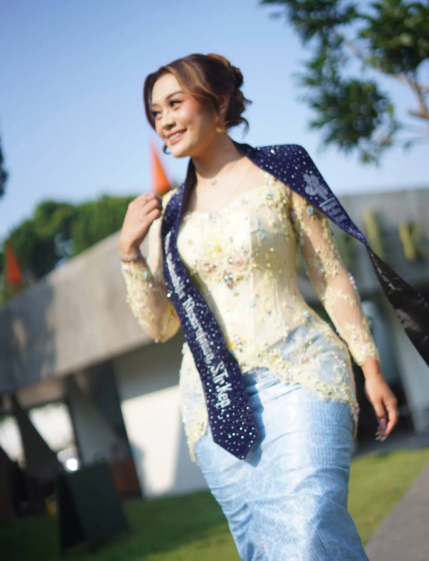 Kebaya wisuda koleksi Cleopatra Kebaya