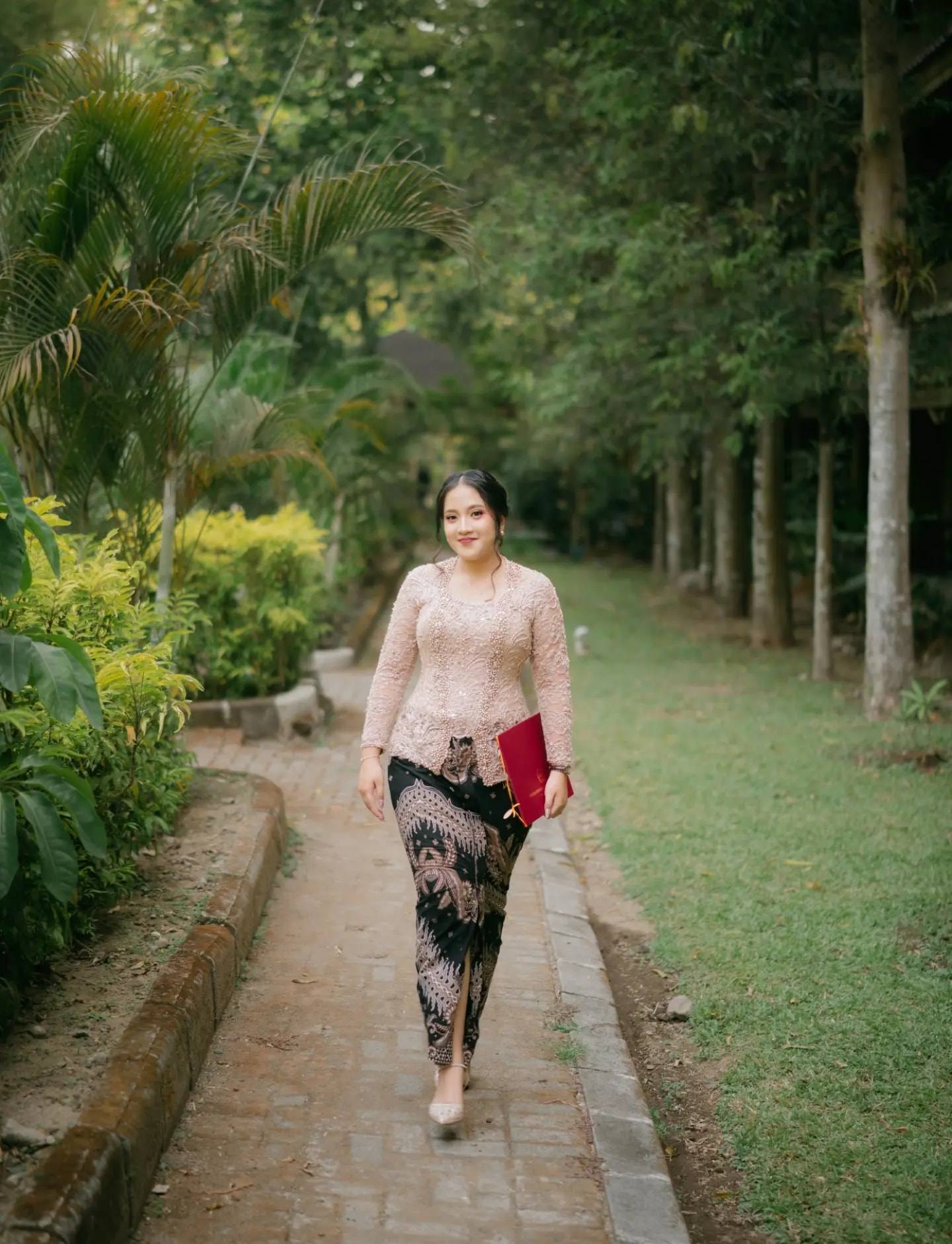 Kebaya warna merah muda dari koleksi Cleopatra Kebaya
